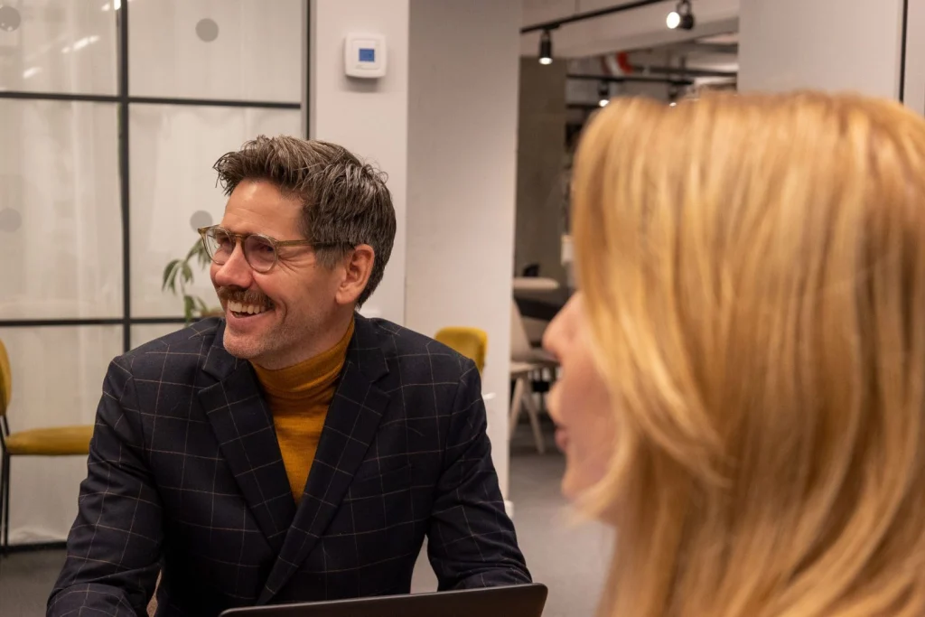 Hugo och Saga diskuterar gällande arbetet kring hur man på bäst sätt rekryterar Chief Product Owner