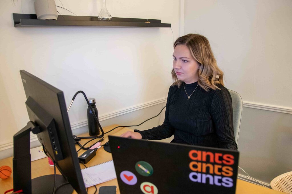 Person på Ants jobbar med IT-rekrytering