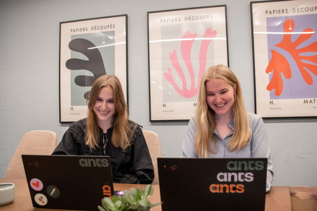 Två personer håller ett webinar framför varsin dator om IT-rekrytering i Stockholm.