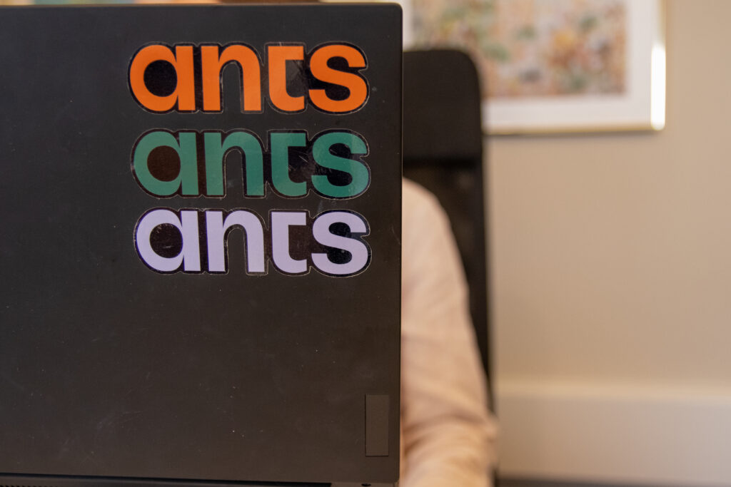 En dator med logotyper på Ants