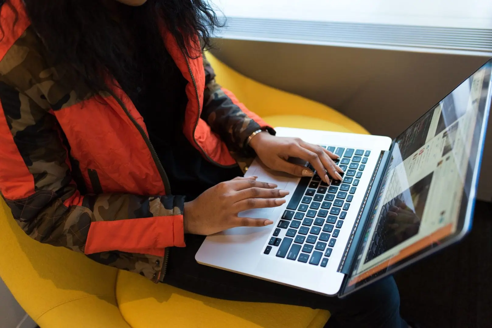 IT-arkitekt som arbetar vid sin laptop