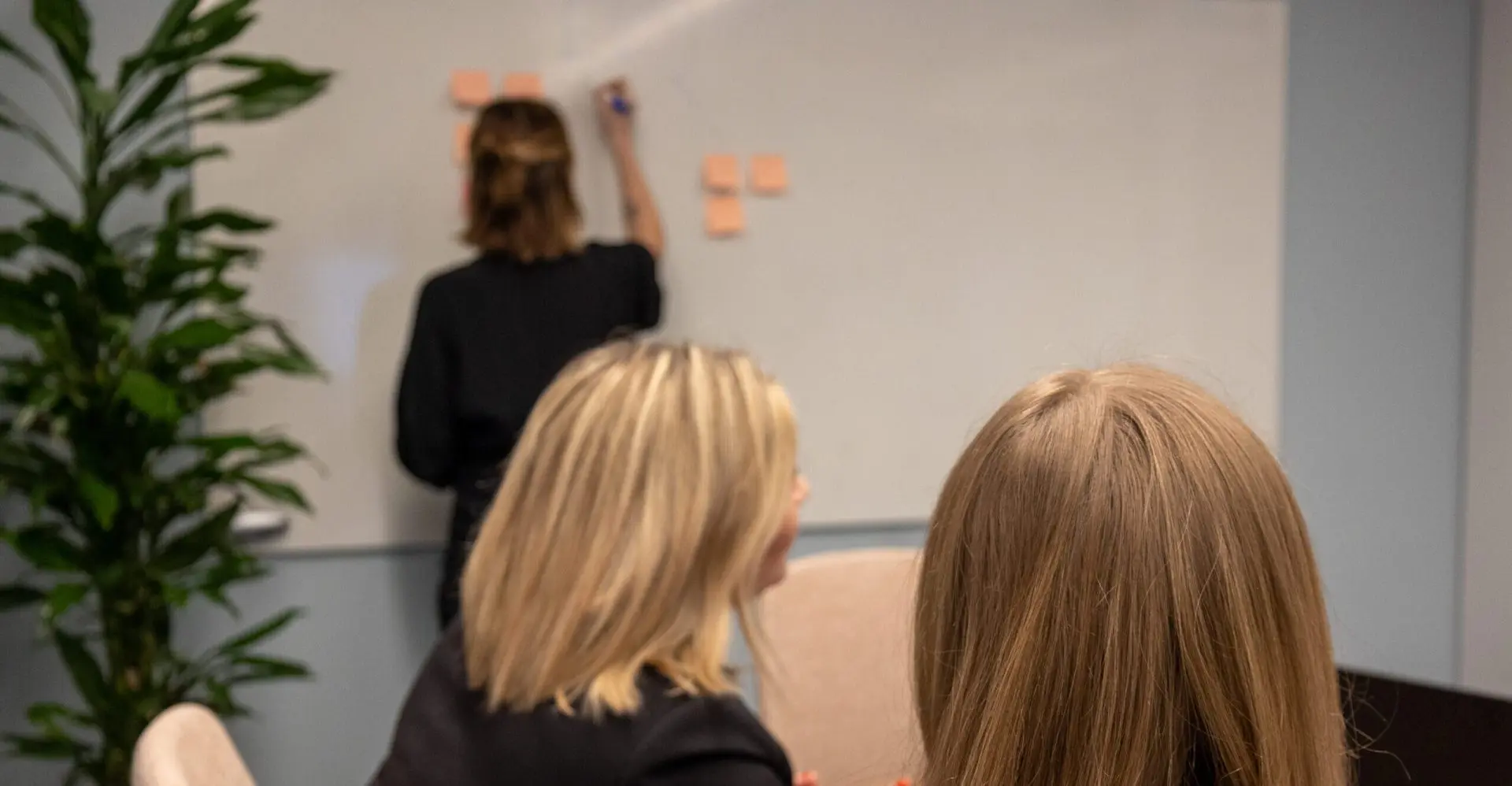 Tre personer sätter upp en rekryteringsprocess av ledarroller inom produkt