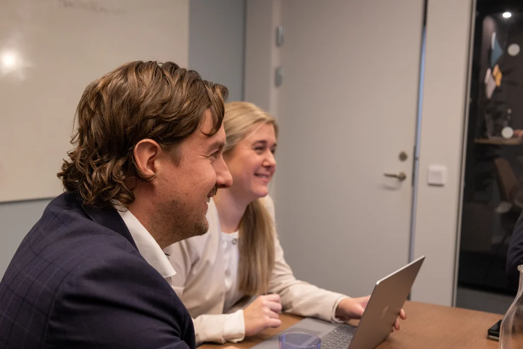Två rekryterare från Ants sitter i ett mötesrum och pratar om att rekrytera Business Intelligence Analytiker.