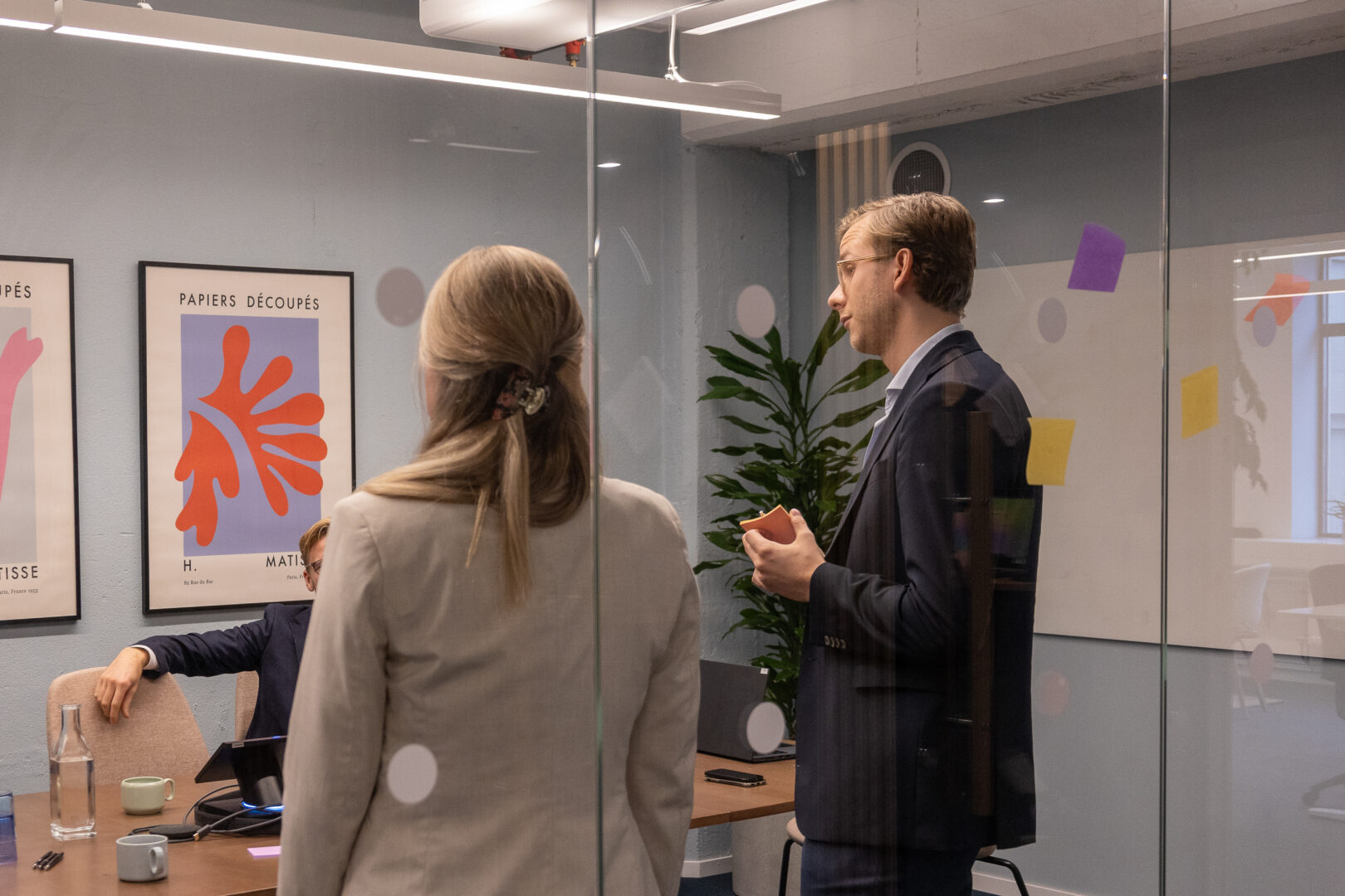 Två IT-rekryterare som utbildar i hur man validerar en utvecklares kodkunskaper