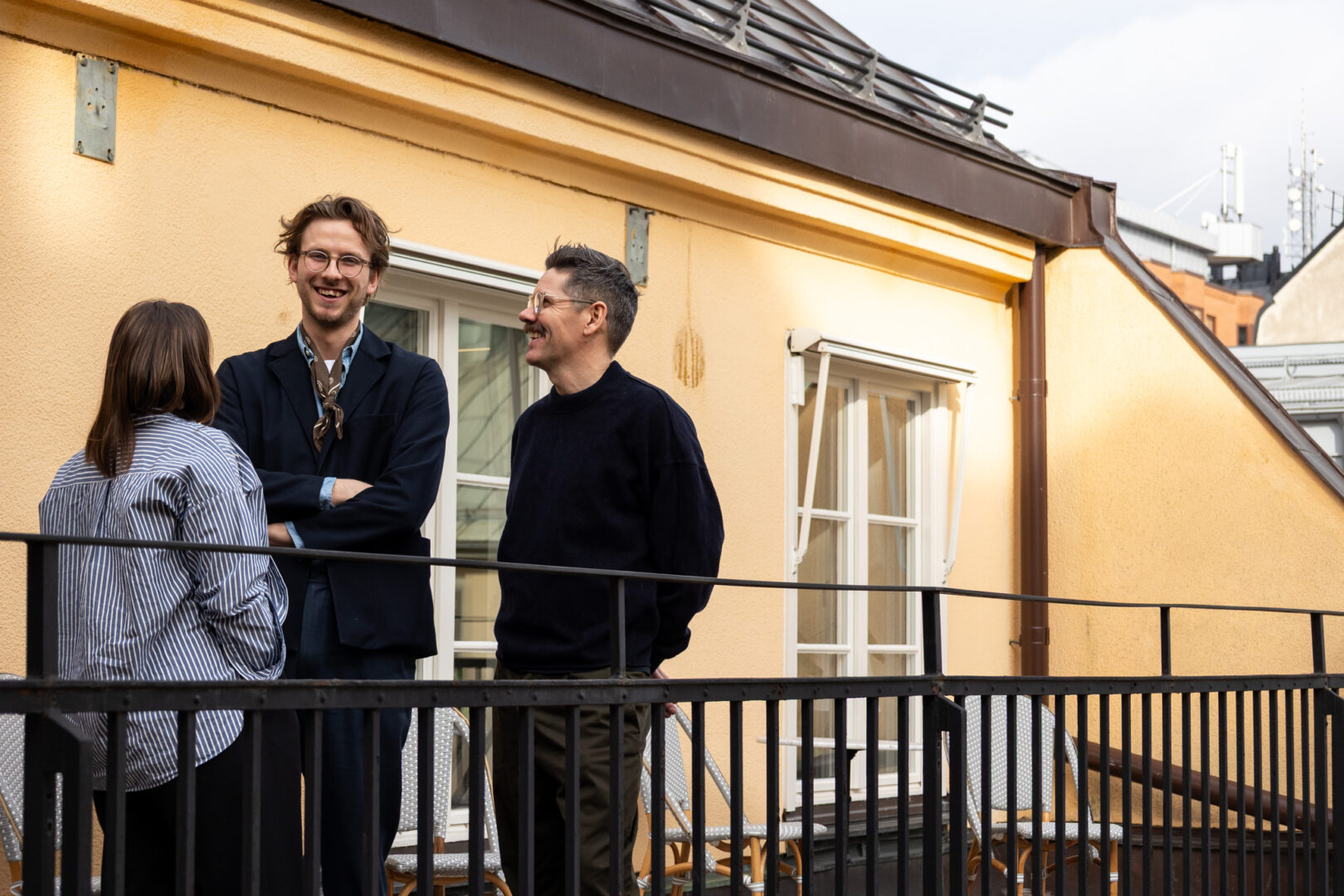 Tre Executive-konsulter som står på en balkong