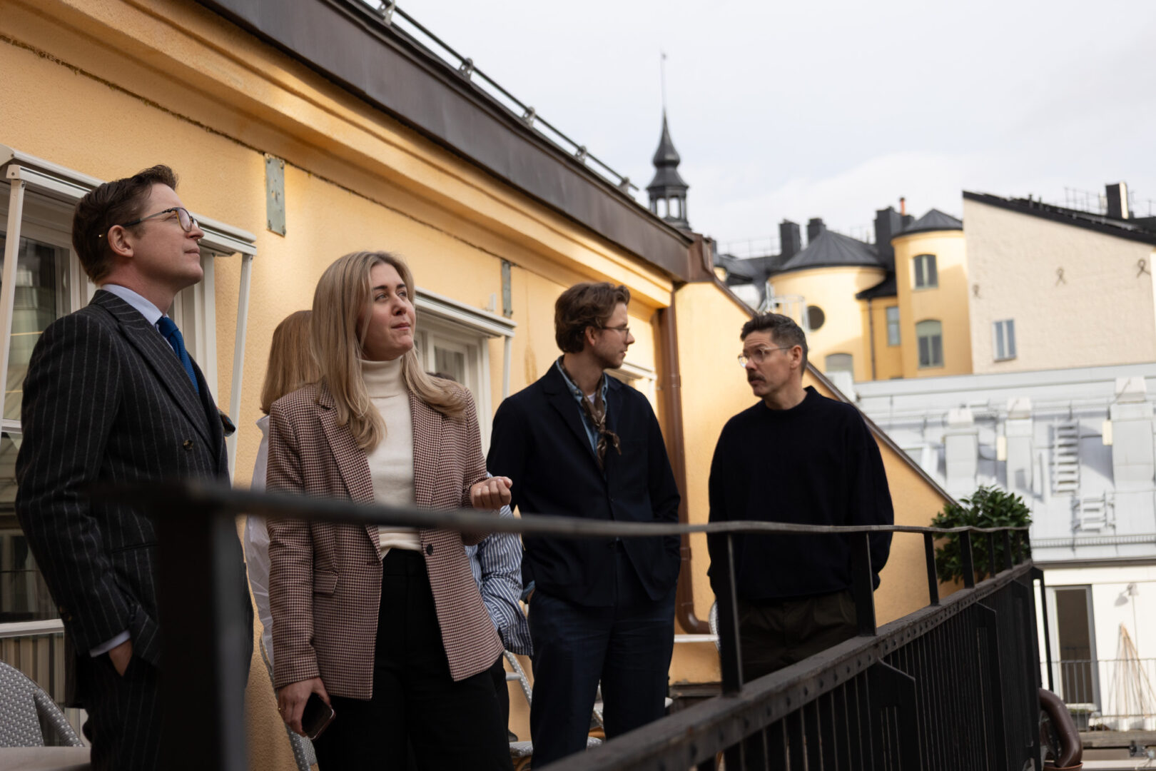 Konsulter från Execurive Search ståendes på en balkong.