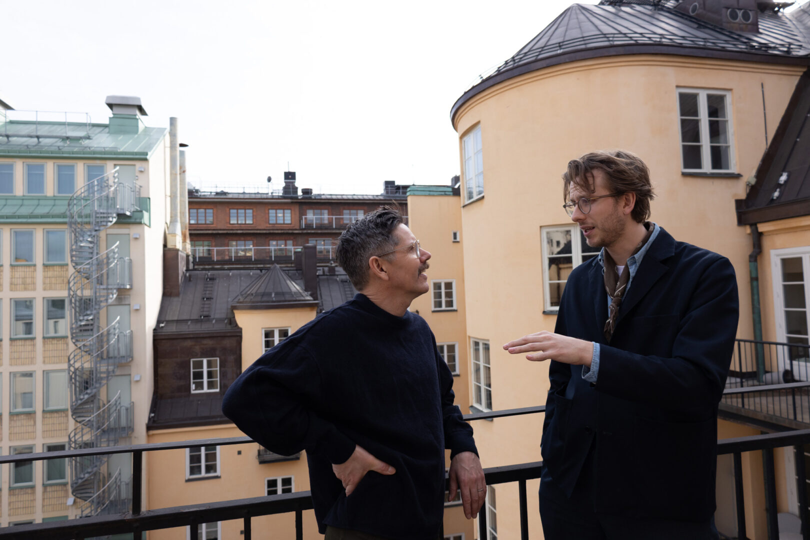 Två konsulter från Ants Executive Search ståendes på en balkong