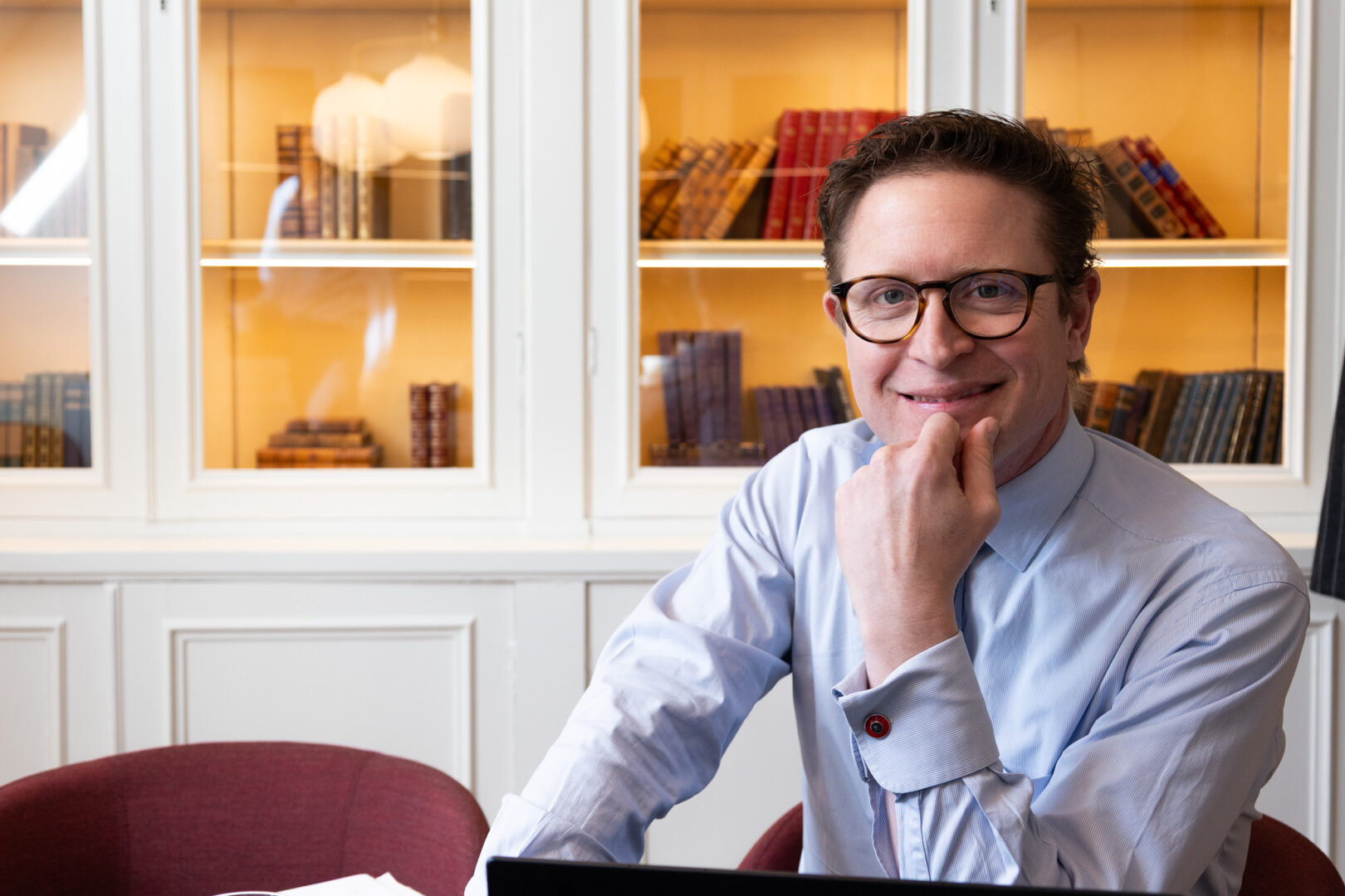 Carl-Johan från Ants Executive Search som sitter vid ett bord