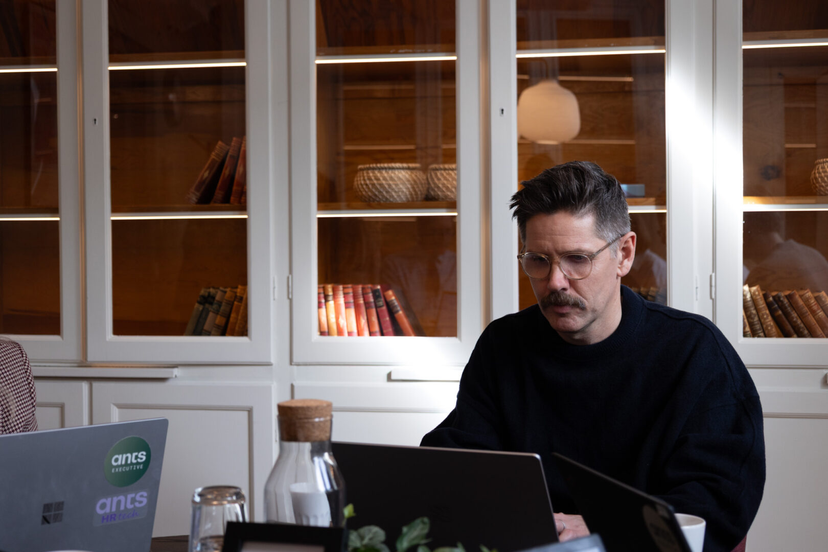 Konsult från Ants Executive Search som sitter vid ett bord