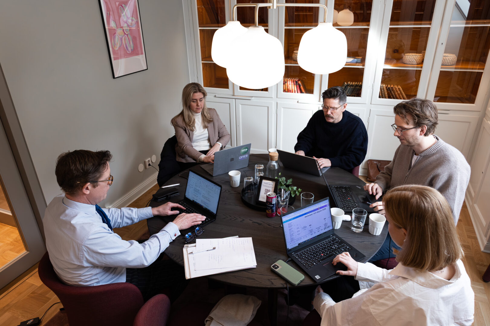 Executive-konsulter som sitter runt ett bord.