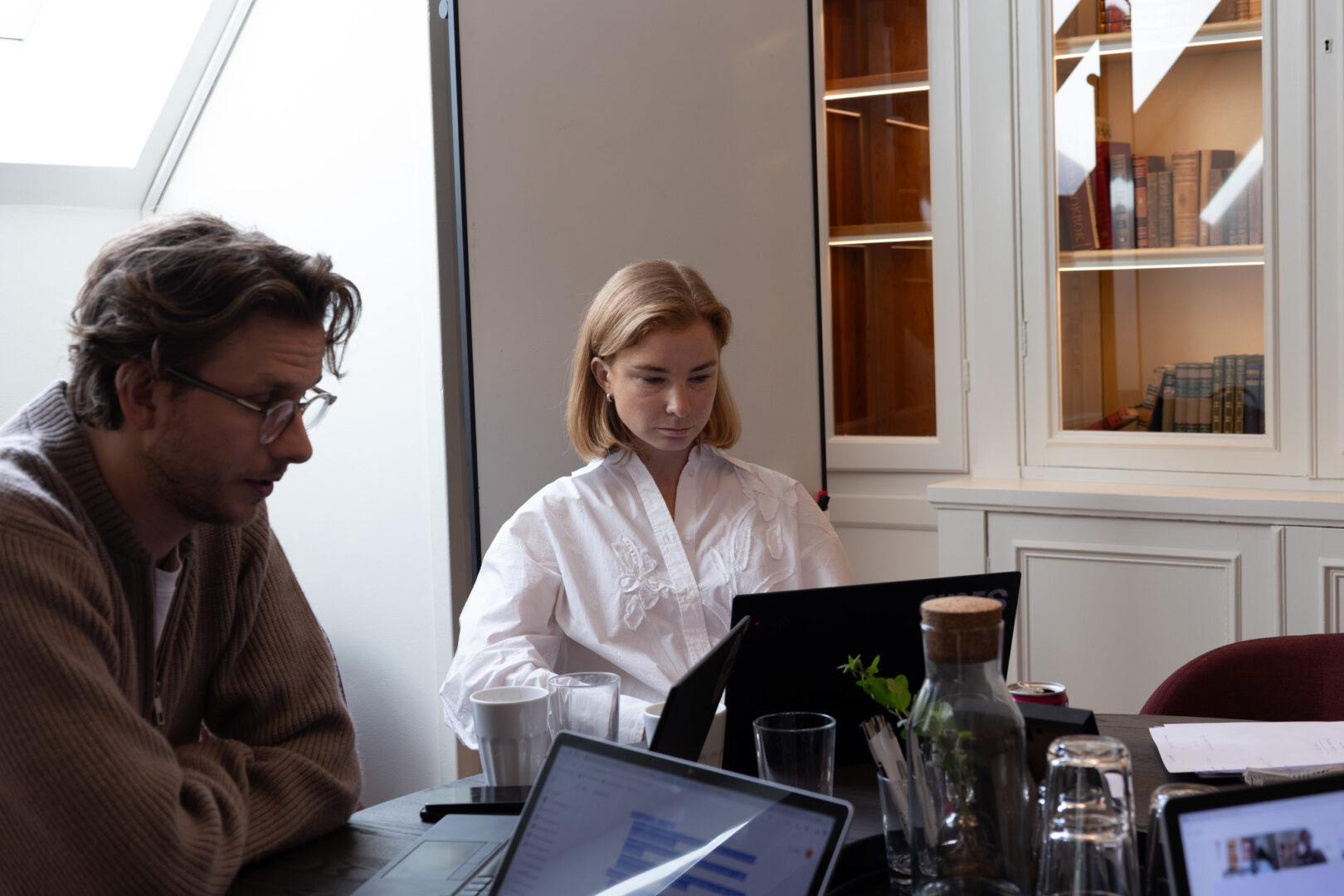 två konsulter från Ants Executive Search som sitter runt en bord