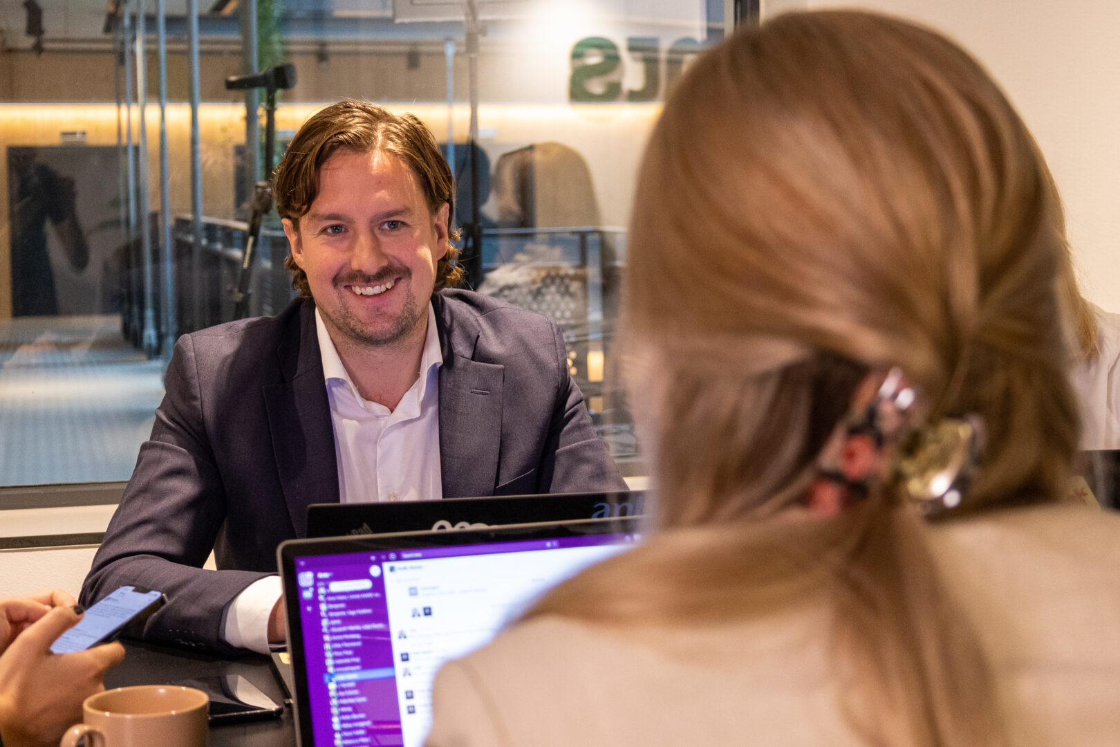 Två Executive Search consulter som sitter vid ett bord