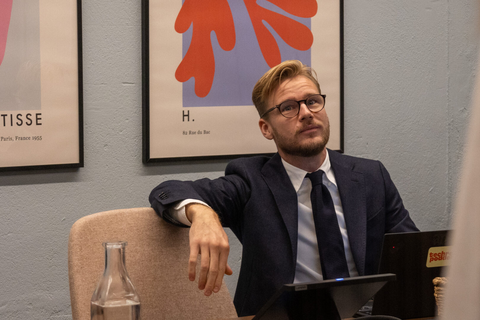 En konsult från Ants Executive Search sittandes vid ett bord.