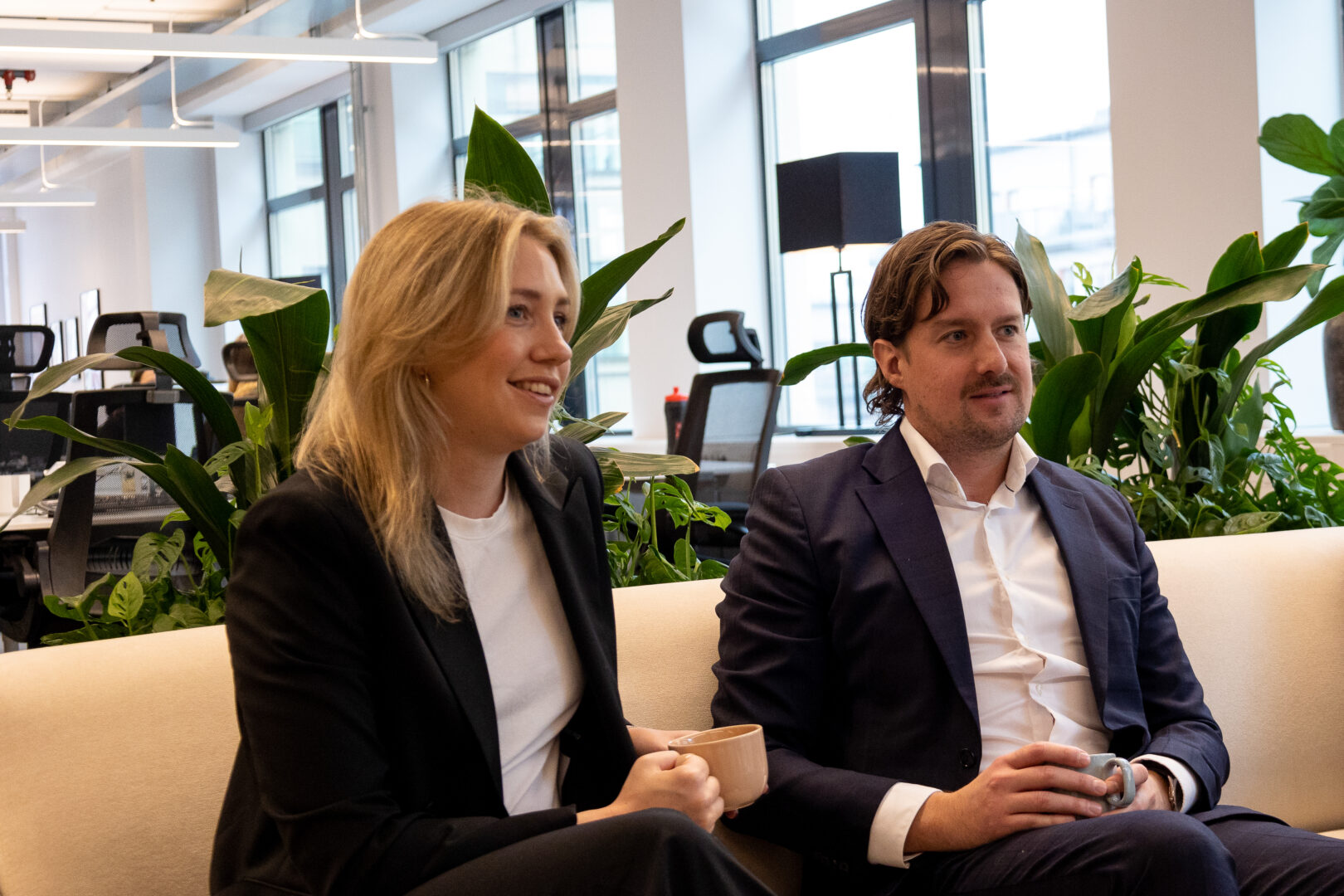 Två konsulter från ants executive search som sitter i en soffa