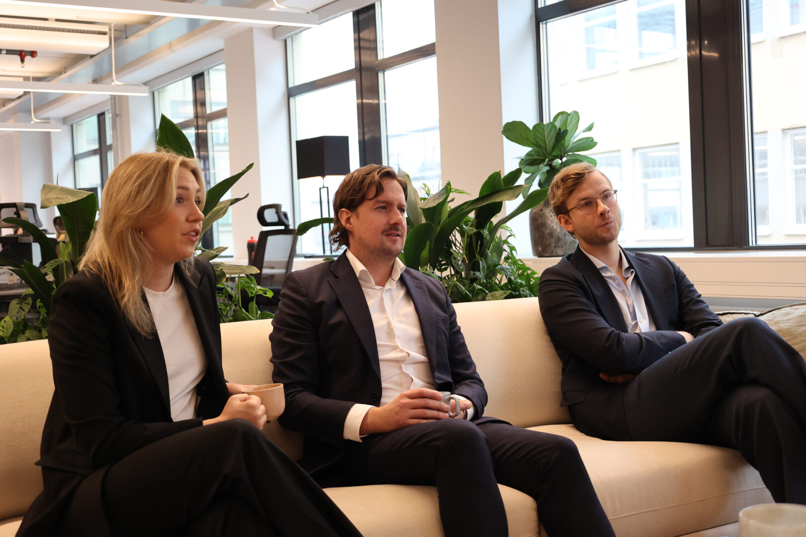 Tre konsulter från Ants Executive Search som sitter i en soffa.