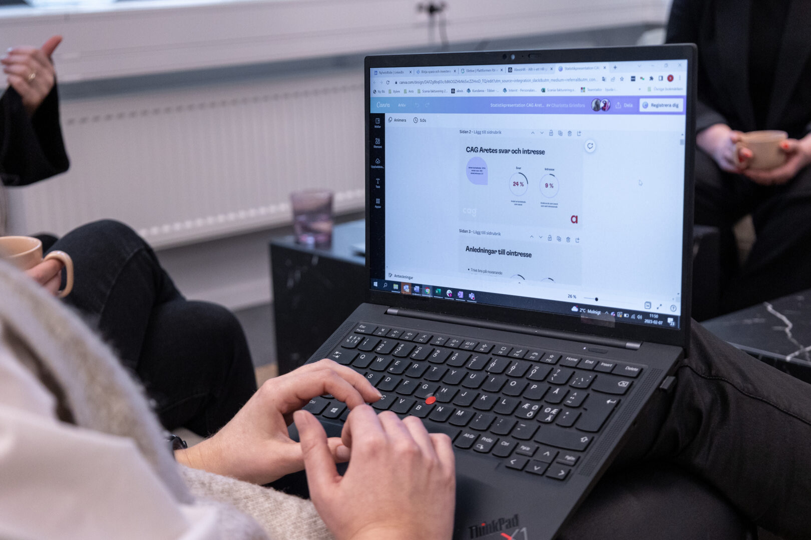 IT-rekryteringskonsult som jobbar med datorn