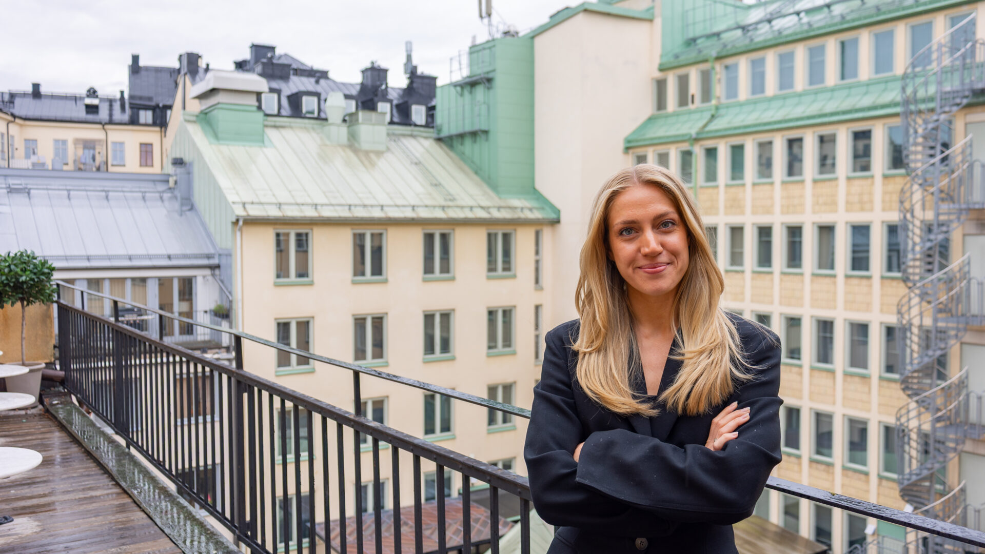 En person från Ants poserar framför kameran för case med Telenor